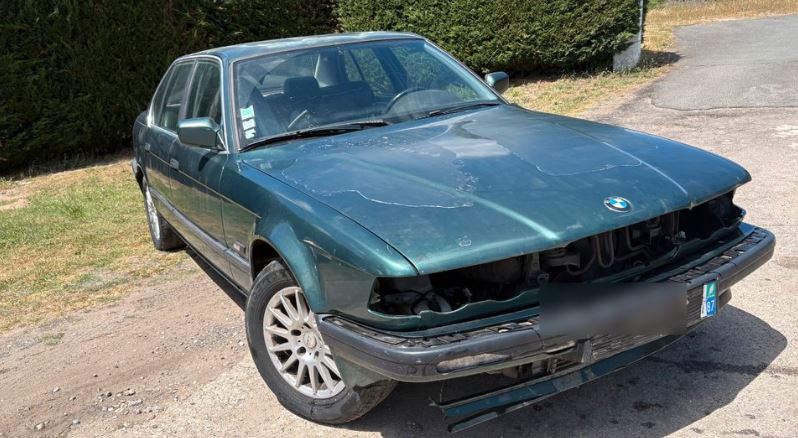 BMW 730i E32 de 1992 abandonnée nécessitant une importante remise en état