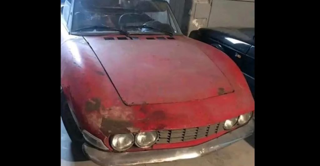 Fiat Dino 2.0 Cabriolet rouge stockée depuis de nombreuses années dans un garage
