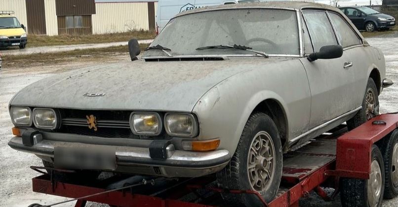 Peugeot 504 Coupé de 1970 retrouvée poussiéreuse avant restauration