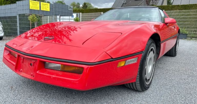 Chevrolet Corvette C4 5.7 de 1984 repérée dans une sélection de sorties de grange