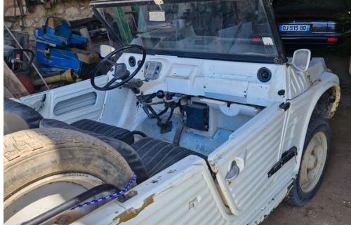 Citroën Méhari de 1975 à restaurer découverte dans une sortie de grange