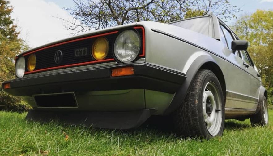 Volkswagen Golf GTI de 1982 photographiée lors d'une sortie de grange