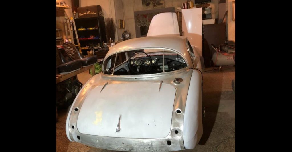 Austin Healey 100 BN4 de 1958 stockée dans un garage avant remise en état