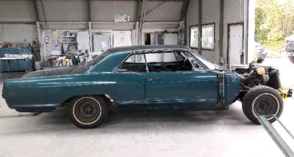 Buick Electra 225 Coupé 1965 en cours de restauration dans un atelier