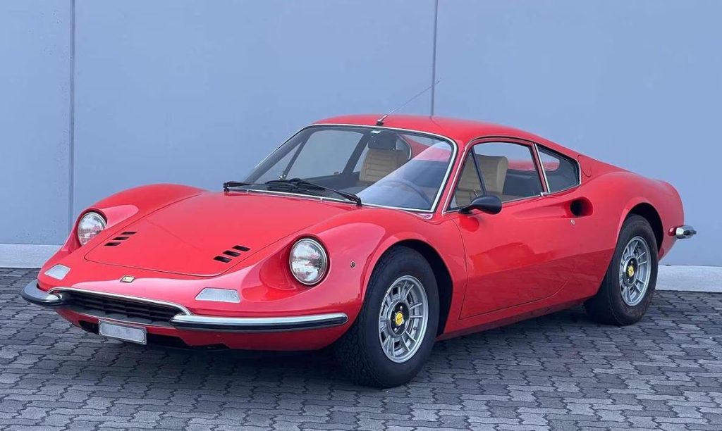 Ferrari Dino 246 GT rouge de 1970 vue de trois quarts avant