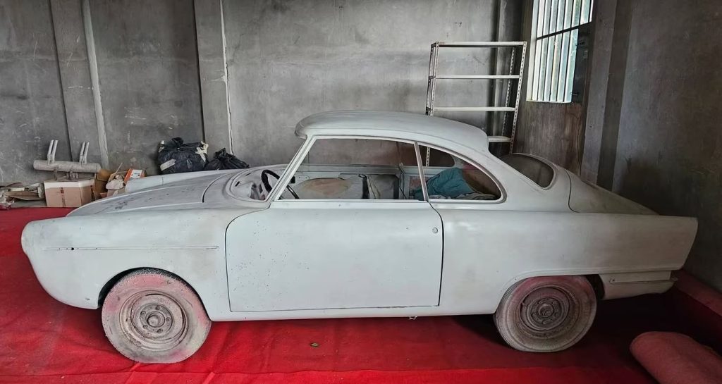 NSU Prinz Coupé de 1960 stockée dans un garage avant restauration