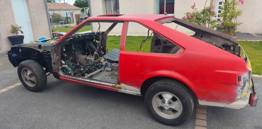 Toyota Supra MK2 de 1982 partiellement démontée lors d'une restauration