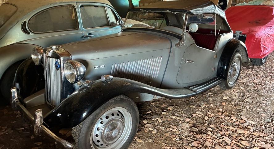 MG TD Mark II des années 1950 retrouvée dans un garage avec sa capote noire