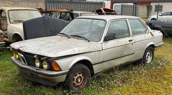 BMW 323i E21 de 1982 retrouvée lors d'une sortie de grange