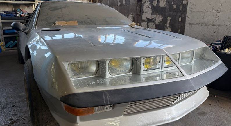 Alpine A310 1600 de 1974 retrouvée après plusieurs années d'immobilisation dans un garage