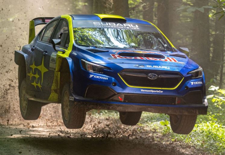 Subaru WRX STI engagée sur une spéciale de rallye