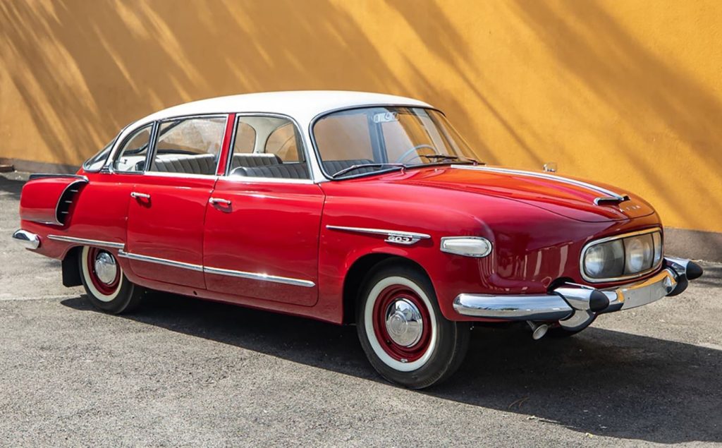 Tatra 603 rouge avec moteur V8 arrière refroidi par air