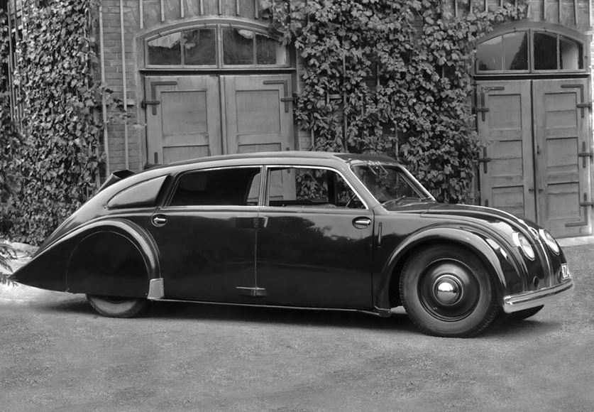 Tatra T77 noire au design aérodynamique des années 1930