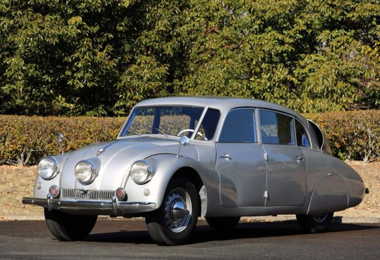 Tatra T87 grise au design aérodynamique avec moteur arrière V8