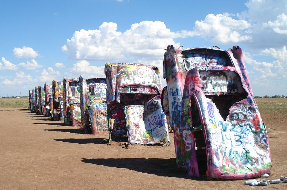 Installation artistique Cadillac Ranch près d’Amarillo au Texas