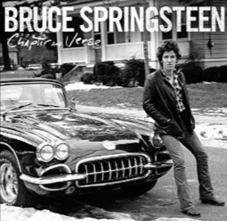 Bruce Springsteen devant une Chevrolet Corvette C1 dans le New Jersey