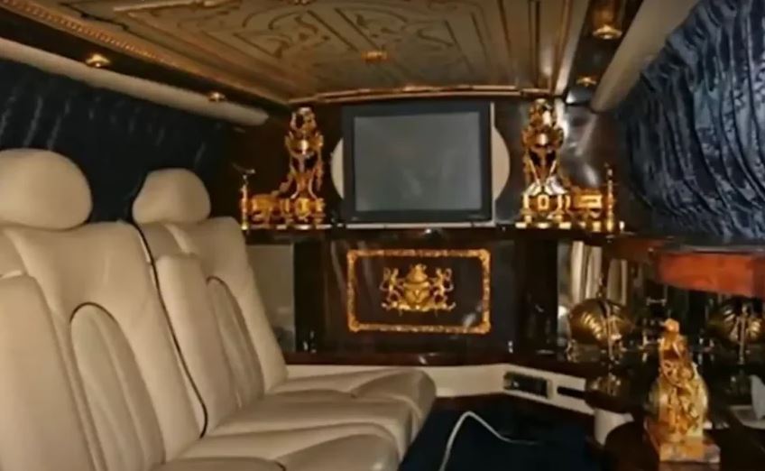 Intérieur luxueux d’une limousine utilisée dans l’univers de Michael Jackson