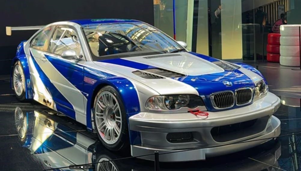 BMW M3 GTR exposée reprenant la décoration de Need for Speed Most Wanted