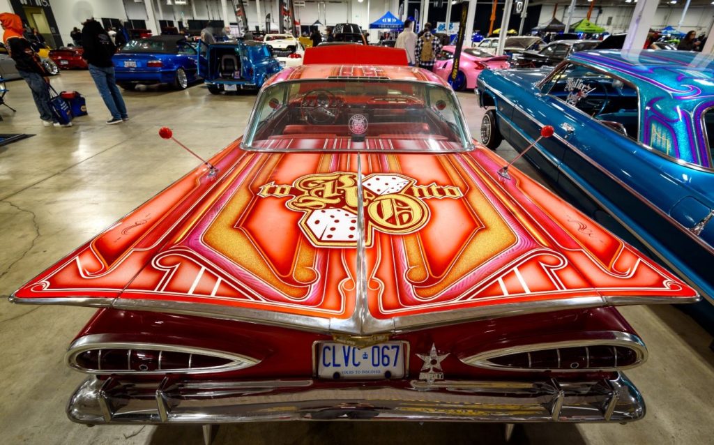 Chevrolet Impala lowrider personnalisée exposée lors d'un rassemblement automobile américain