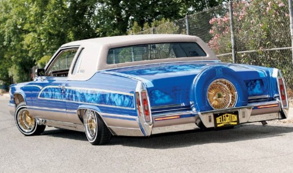 Cadillac Fleetwood lowrider personnalisée dans le style des voitures de Snoop Dogg