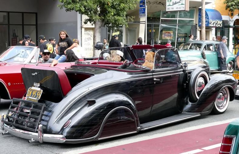 Lowrider américain ancien participant à une parade automobile en Californie