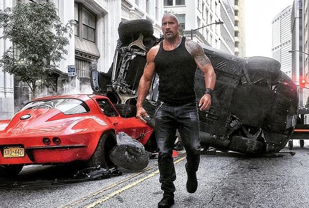 Dwayne Johnson au milieu d'une scène automobile dans Fast & Furious 8