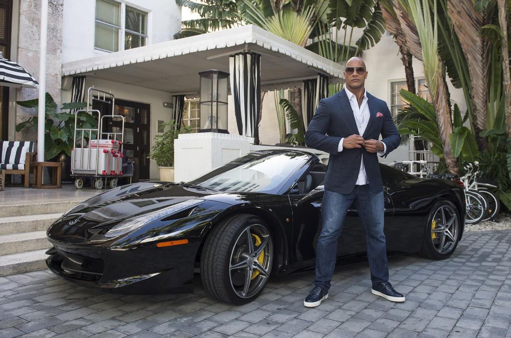 Dwayne Johnson devant une Ferrari 458 Italia dans la série Ballers