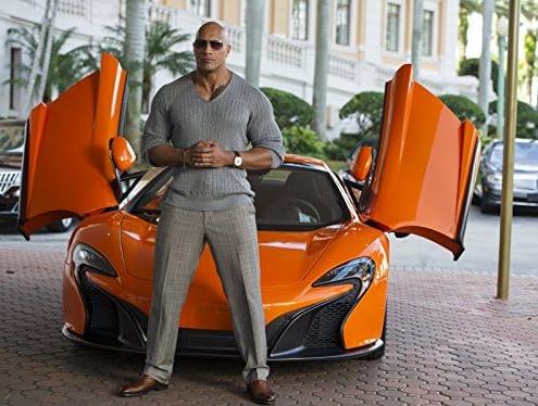 Dwayne Johnson posant devant une McLaren 650S dans la série Ballers