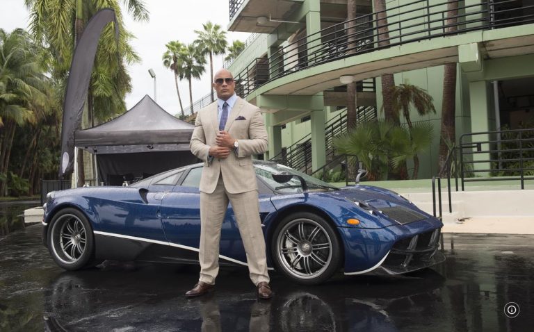 Dwayne Johnson devant sa Pagani Huayra, l'une des voitures les plus prestigieuses de sa collection