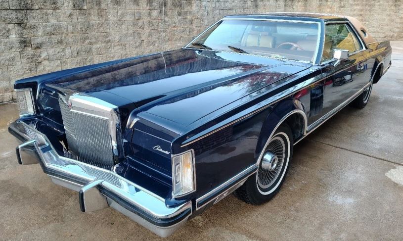 Lincoln Continental Mark V bleue du style apprécié par Frank Sinatra dans les années 1970