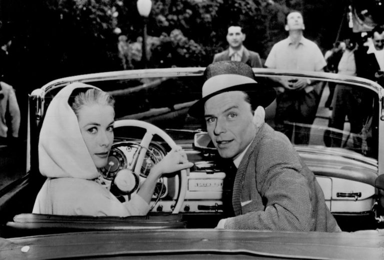 Frank Sinatra et Grace Kelly à bord d'une Mercedes 190 SL dans le film Haute Société