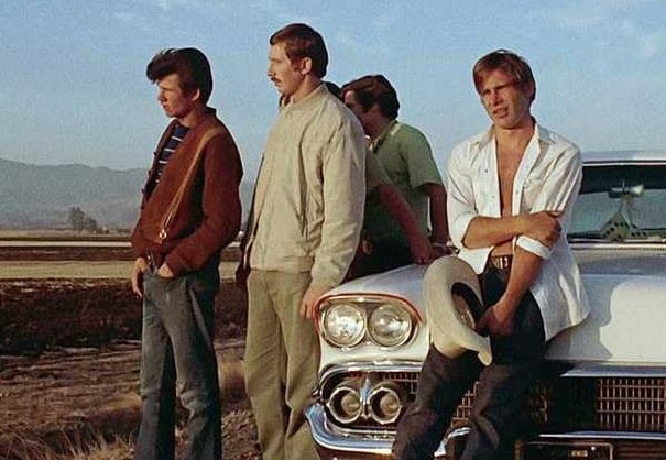 Harrison Ford devant une Chevrolet dans le film American Graffiti (1973)