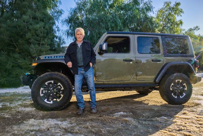 Harrison Ford devant un Jeep Wrangler Rubicon lors d'une campagne publicitaire