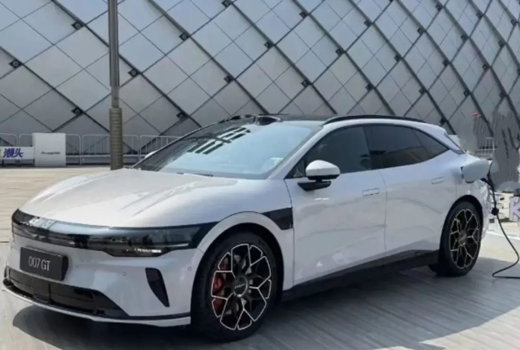 Zeekr 7 GT en recharge rapide grâce à son architecture électrique 800 volts