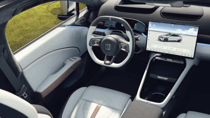 Intérieur de la Zeekr 7 GT avec écran central OLED et présentation haut de gamme