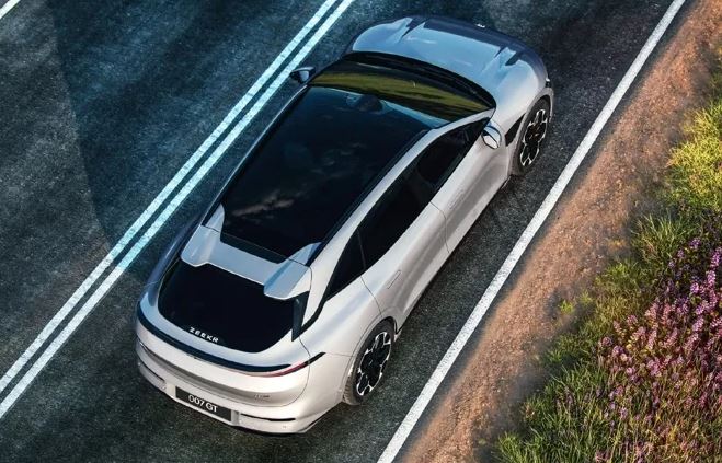 Vue arrière plongeante de la Zeekr 7 GT mettant en valeur son design de break sportif