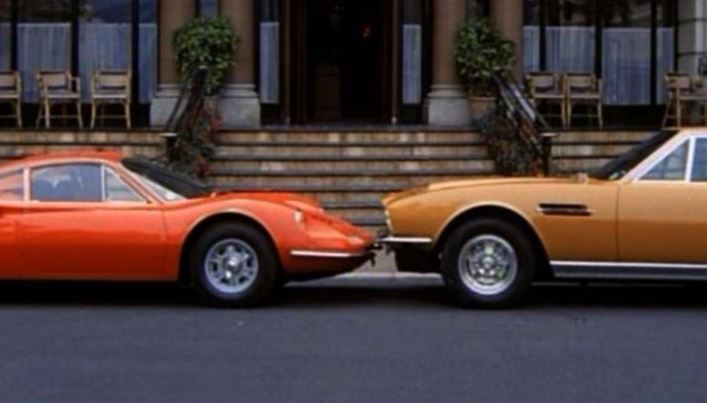 Aston Martin DBS et Ferrari Dino 246 GT dans la série Amicalement vôtre