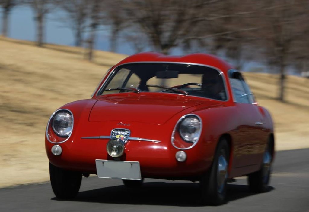 Abarth 750 GT Zagato Double Bulle roulante sur une route de campagne