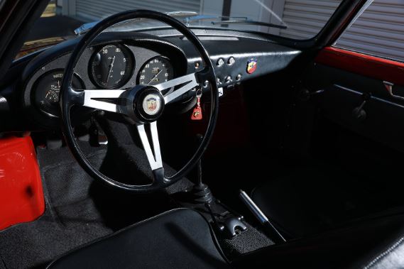 Habitacle minimaliste de l'Abarth 750 GT Zagato Double Bulle avec instrumentation d'origine