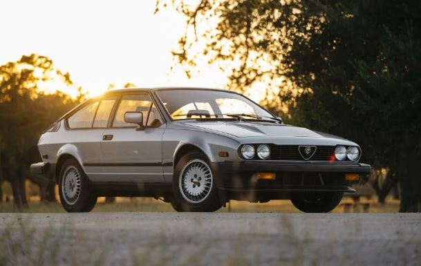 Alfa Romeo GTV6, le coupé sportif italien équipé du célèbre V6 Busso