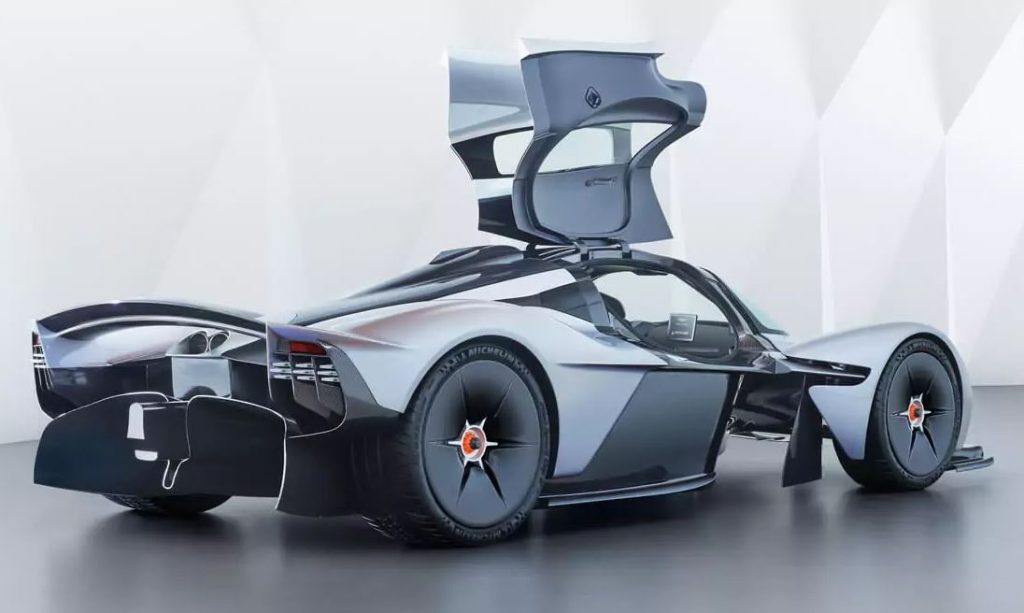 Profil arrière de l'Aston Martin Valkyrie révélant ses spectaculaires tunnels Venturi