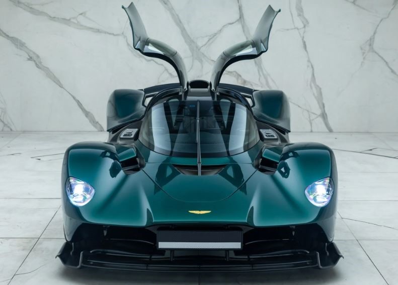 Aston Martin Valkyrie avec ses portes papillon ouvertes et son design extrême