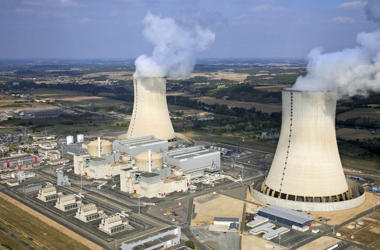Vue aérienne d'une centrale nucléaire française, illustration des défis de la production d'électricité face aux besoins énergétiques croissants.