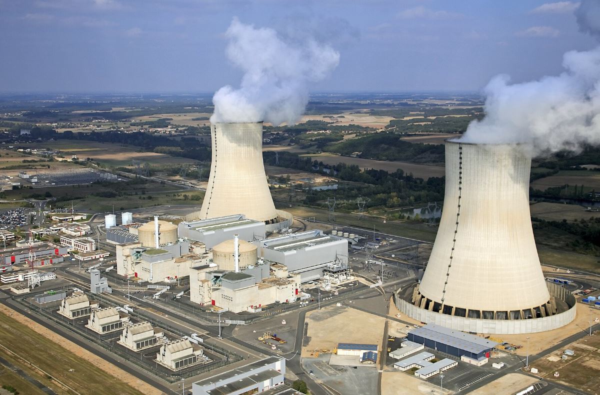 Vue aérienne d'une centrale nucléaire française, illustration des défis de la production d'électricité face aux besoins énergétiques croissants.