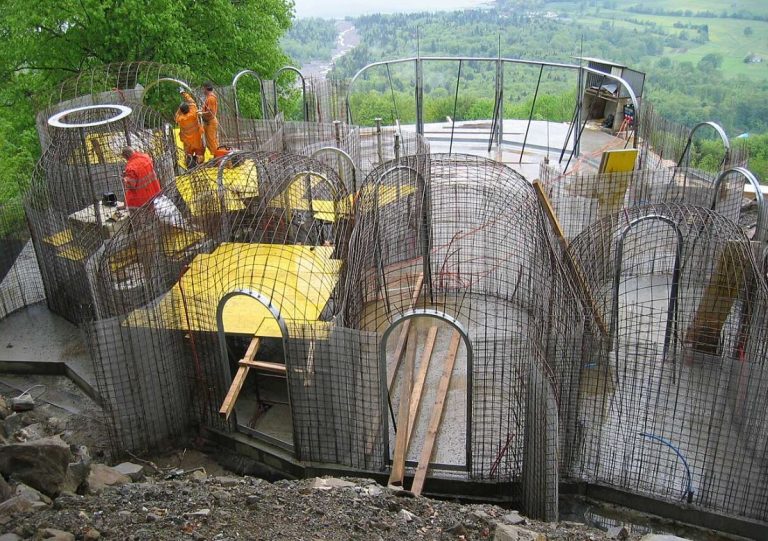 Chantier d'une maison semi-enterrée illustrant une nouvelle approche de la construction face aux canicules.
