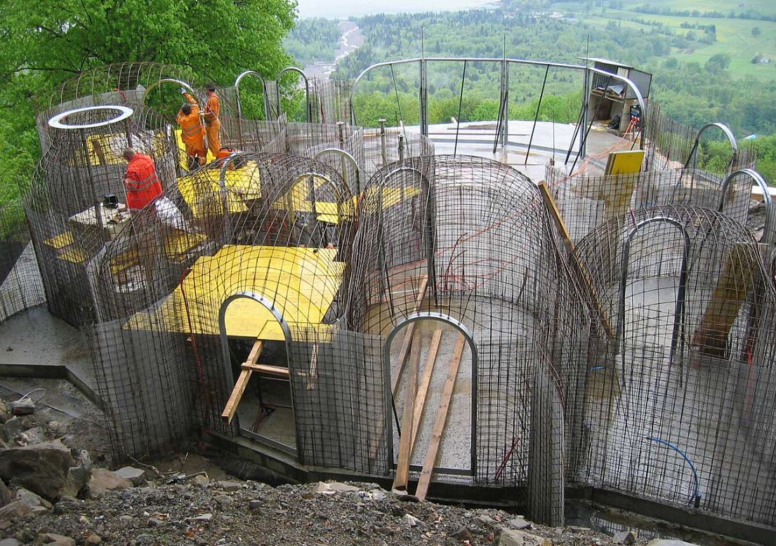 Chantier d'une maison semi-enterrée illustrant une nouvelle approche de la construction face aux canicules.