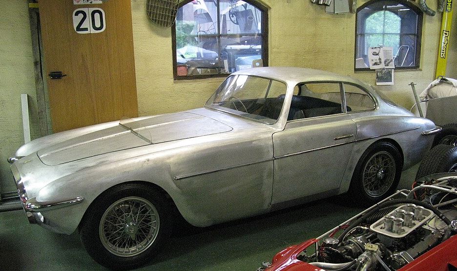 Coupé ancien en cours de restauration dans un atelier, illustration du plaisir de créer et de redonner vie à un objet.