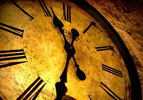Gros plan sur une horloge ancienne illustrant la sensation que le temps passe de plus en plus vite avec les années.