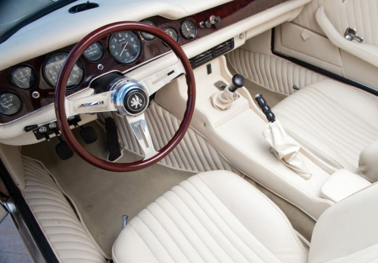 Tableau de bord et intérieur en cuir d'une Iso Grifo, symbole d'une passion automobile qui traverse les années.