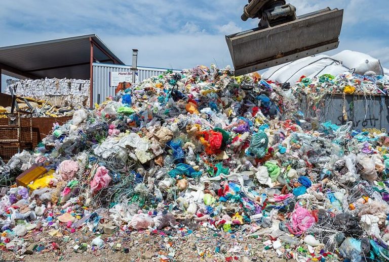Tas de déchets plastiques dans un centre de tri avant recyclage ou valorisation énergétique.